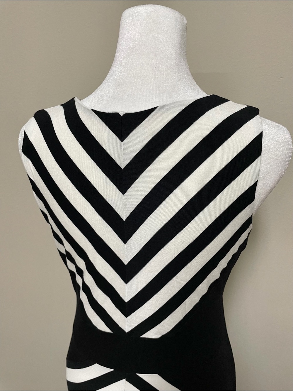 Calvin Klein Black and White Chevron Stripe Maxi Dress Size 4 - Picture 12 of 16